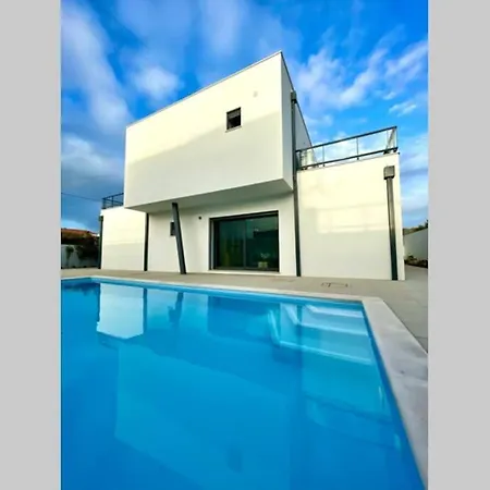 New&modern 3 Bedroom With Private Heated Pool Near Nazaré