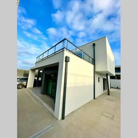 New&modern 3 Bedroom With Private Heated Pool Near Nazaré *