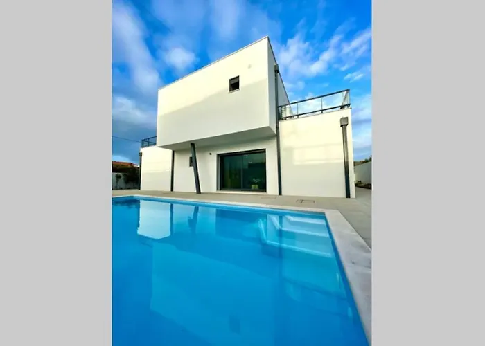 New And Modern 3 Bedroom With Private Heated Pool Near Nazare